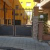 Cancello di un palazzo a Villa San Giovanni in cui ha sede l'azienda Accueil.