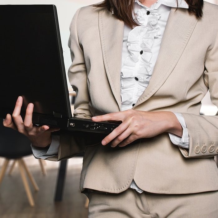 diventare-venditore Donna che tiene in mano un computer portatile.