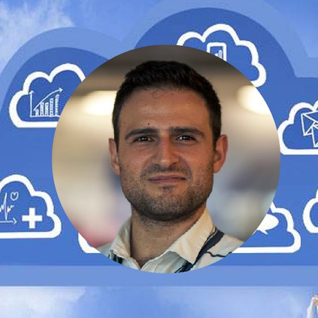 alessandro-scafaria-post-og Primo piano di un uomo che sorride. Sullo sfondo il cielo e un uomo che disegna una grande nuvola con dentro delle nuvole più piccole che contengono dei grafici.