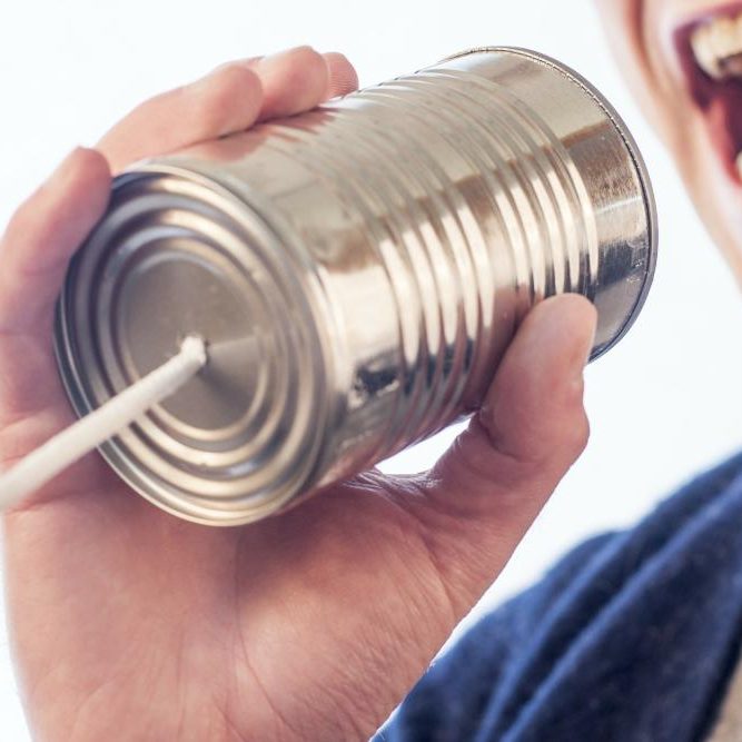 imparare-comunicare-accueil Bocca di uomo che parla dentro una scatola di latta alla quale è collegato un filo