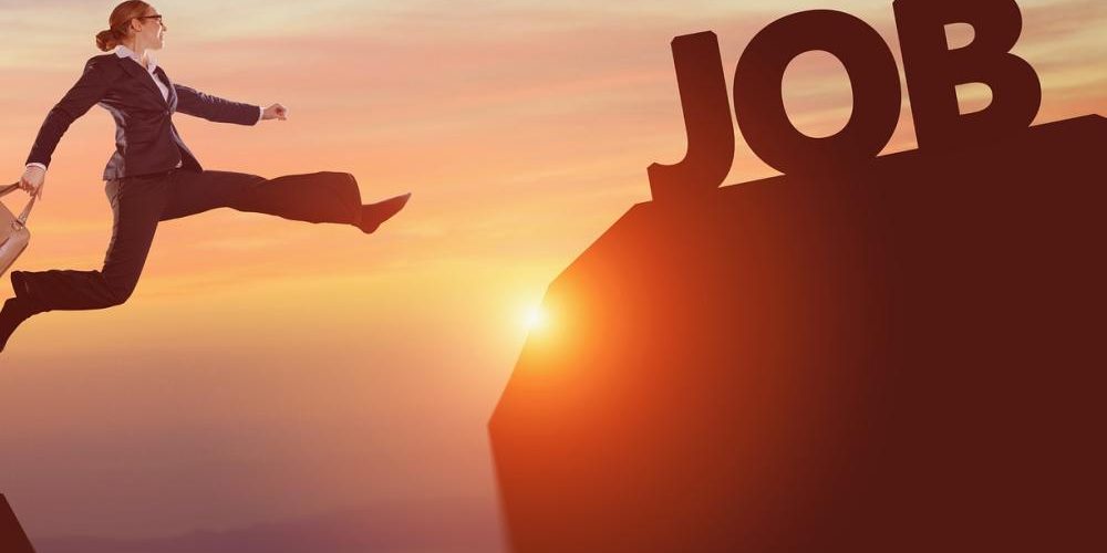 mercato-lavoro-accueil Donna che tiene nella mano destra una borsa e salta verso una grande scritta 'JOB'