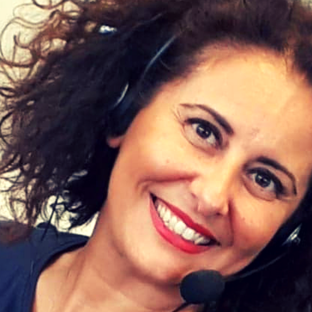emanuela-lo-polito Primo piano di una donna con le cuffie che sorride.