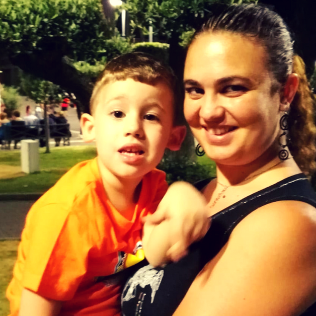 Graziella-campione Donna con in braccio un bambino.