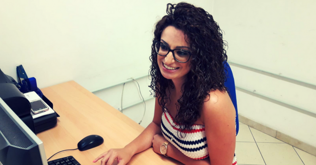 Ragazza che lavora al computer.