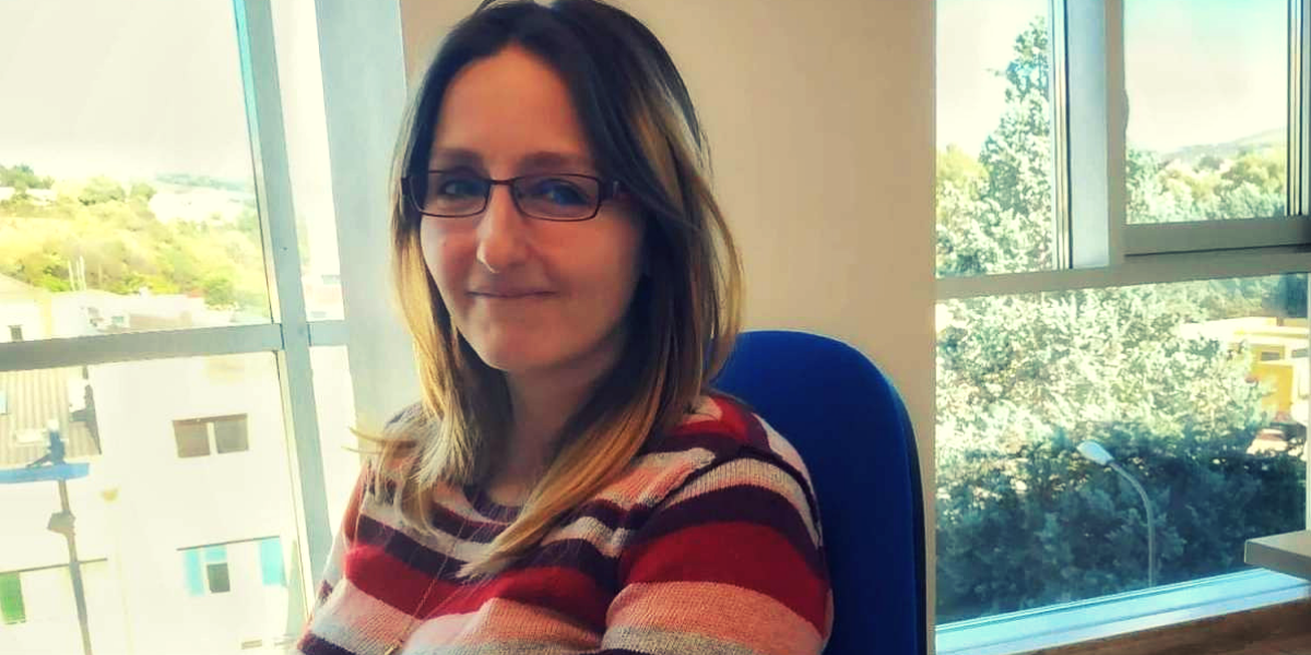 Debora-DellErba Donna con occhiali che sorride