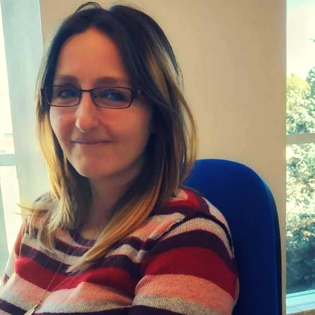 Debora-DellErba Donna con occhiali che sorride