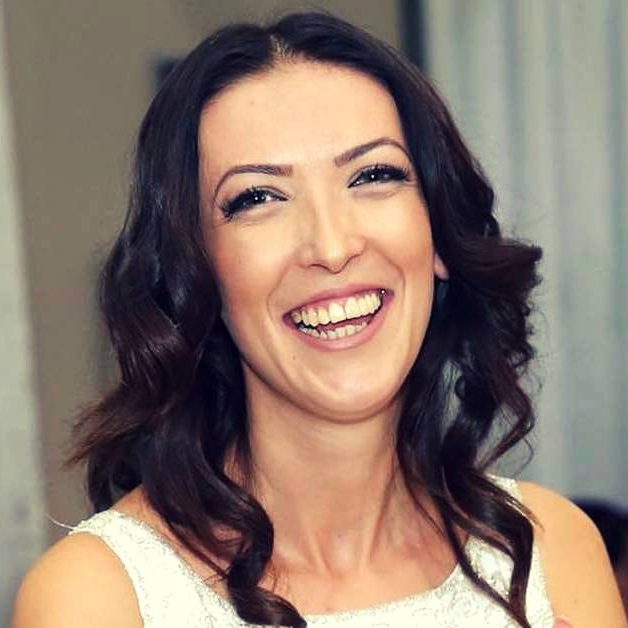 Silvana-Bibaj Primo piano di una ragazza che ride