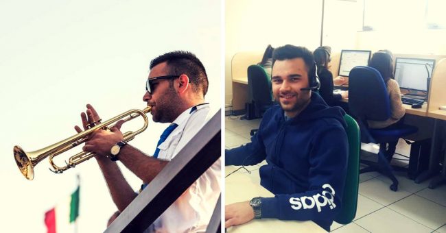 A sinistra è presente un uomo che suona la tromba, a destra è presente un uomo seduto su una sedia con le cuffie che sorride.