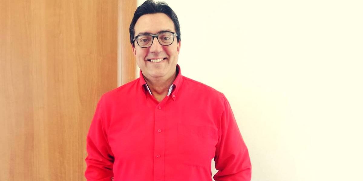 Dario-Zagarella Uomo che indossa una camicia rossa e gli occhiali e sorridere