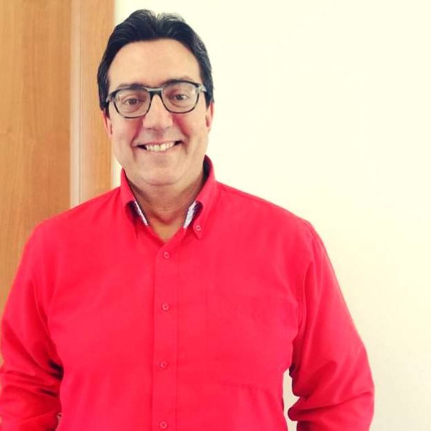 Dario-Zagarella Uomo che indossa una camicia rossa e gli occhiali e sorridere
