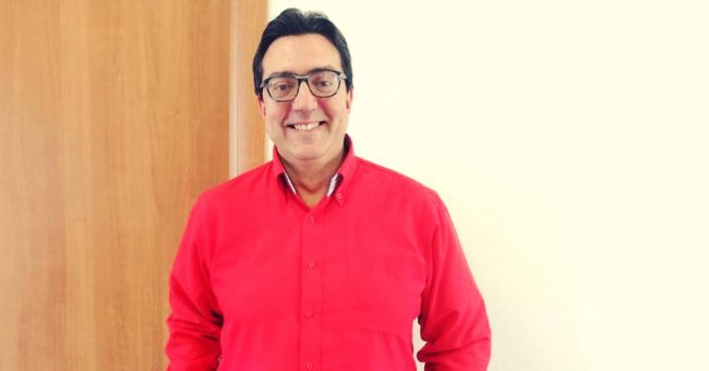 Uomo che indossa una camicia rossa e gli occhiali e sorridere