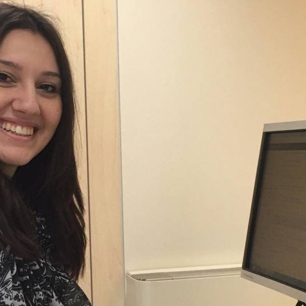 Irene-Giuffre Ragazza con maglione e sciarpa davanti al computer che sorride