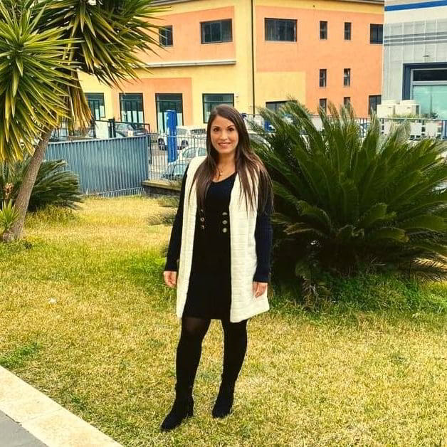 Francesca-Di-Bella Ragazza in piedi in un giardino che sorride.