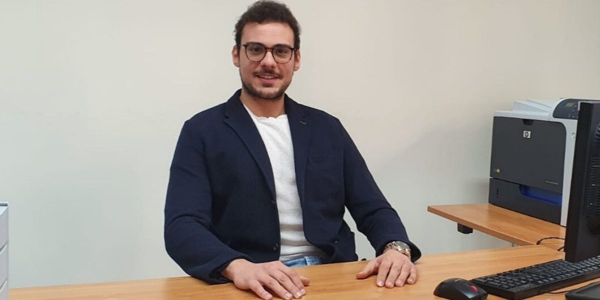 Andrea-Schilliro Ragazzo con occhiali seduto alla scrivania