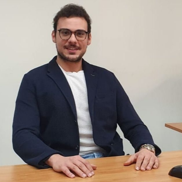 Andrea-Schilliro Ragazzo con occhiali seduto alla scrivania