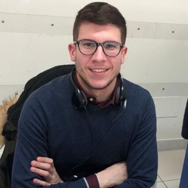 Domenico-Giordano Ragazzo con occhiali seduto alla scrivania con le braccia conserte