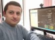 Uomo seduto avente come sfondo lo schermo del computer