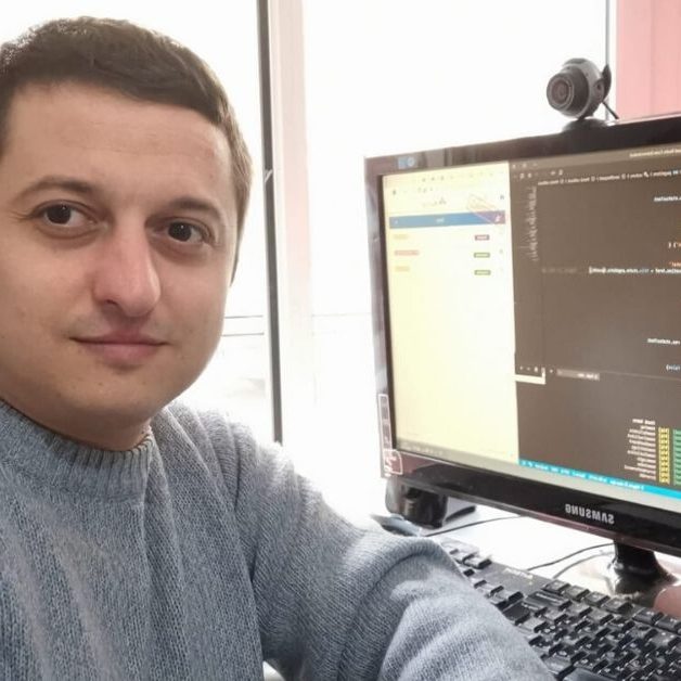 Edgard-Loyter Uomo seduto avente come sfondo lo schermo del computer