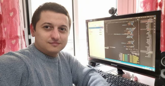 Uomo seduto avente come sfondo lo schermo del computer