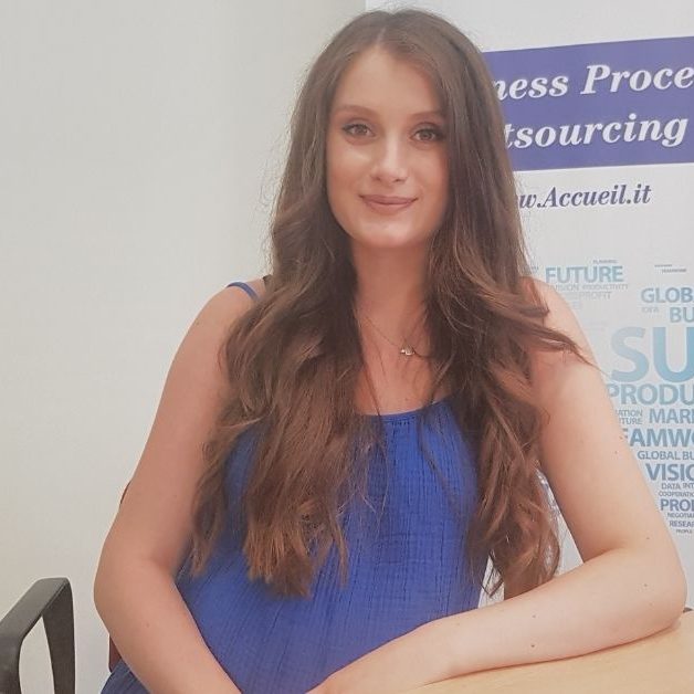 Mirjana-Avdiaj Ragazza seduta ad una scrivania che sorride