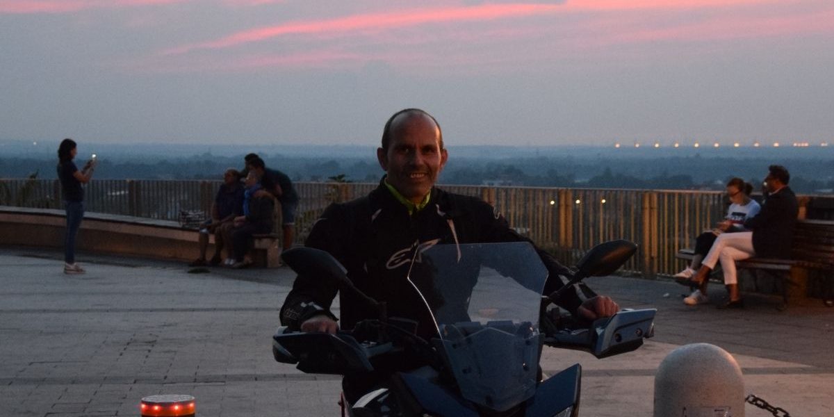 Valerio-Morabito Foto al tramonto con un uomo in motocicletta