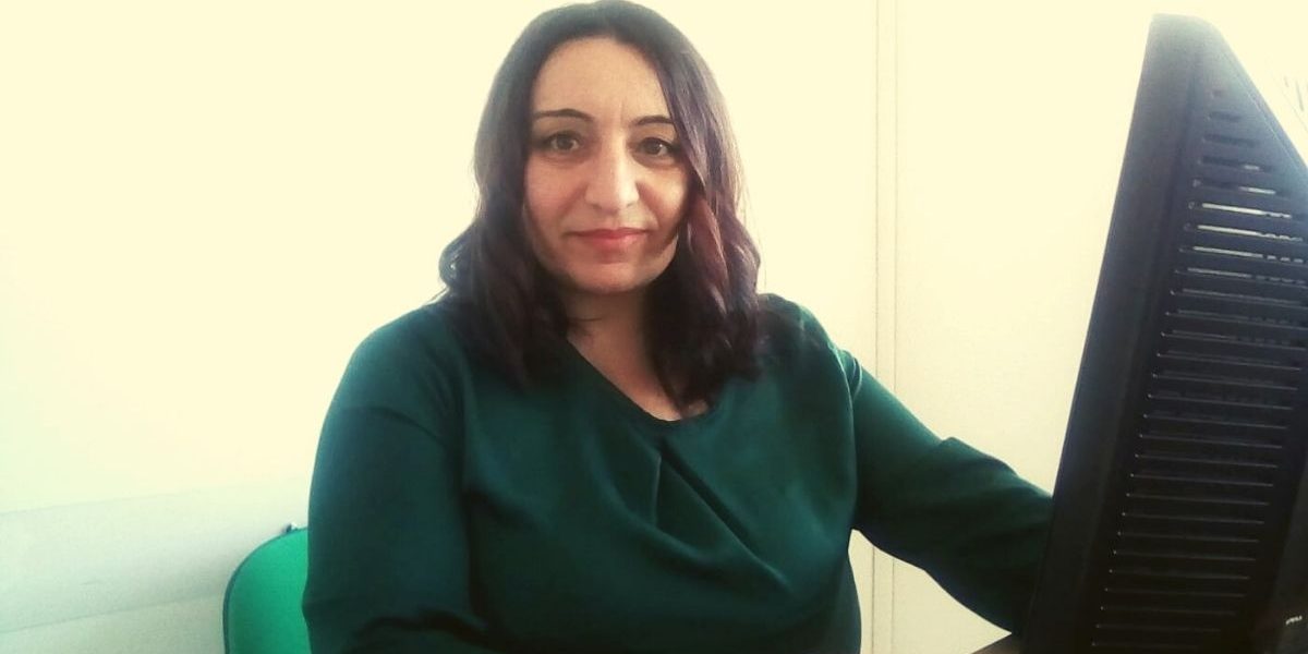 Patrizia-Picilli Primo piano di una signora seduta al computer