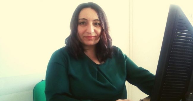 Primo piano di una signora seduta al computer
