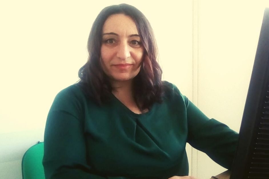 Patrizia-Picilli Primo piano di una signora seduta al computer