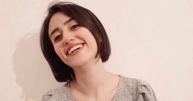 Primo piano di una ragazza che sorride