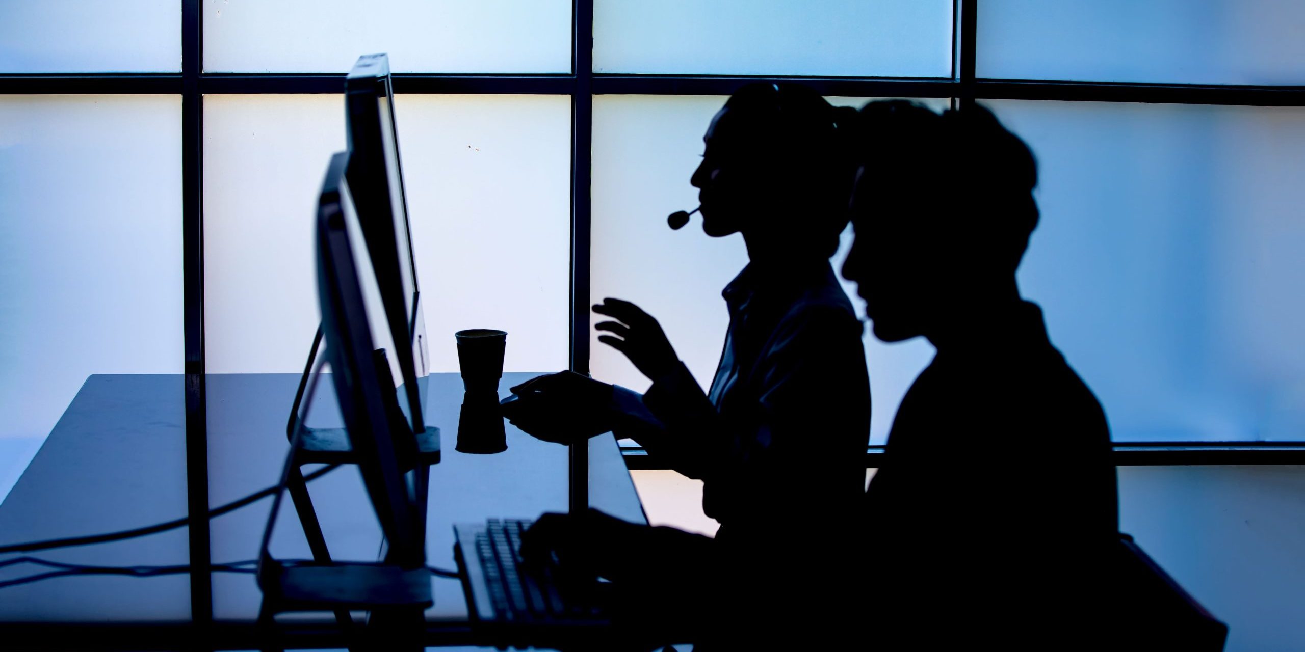 Outsourcing Persone che indossano delle cuffie e lavorano al computer.