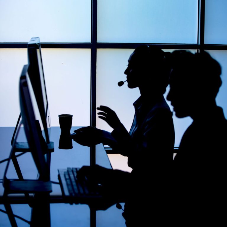 Outsourcing Persone che indossano delle cuffie e lavorano al computer.