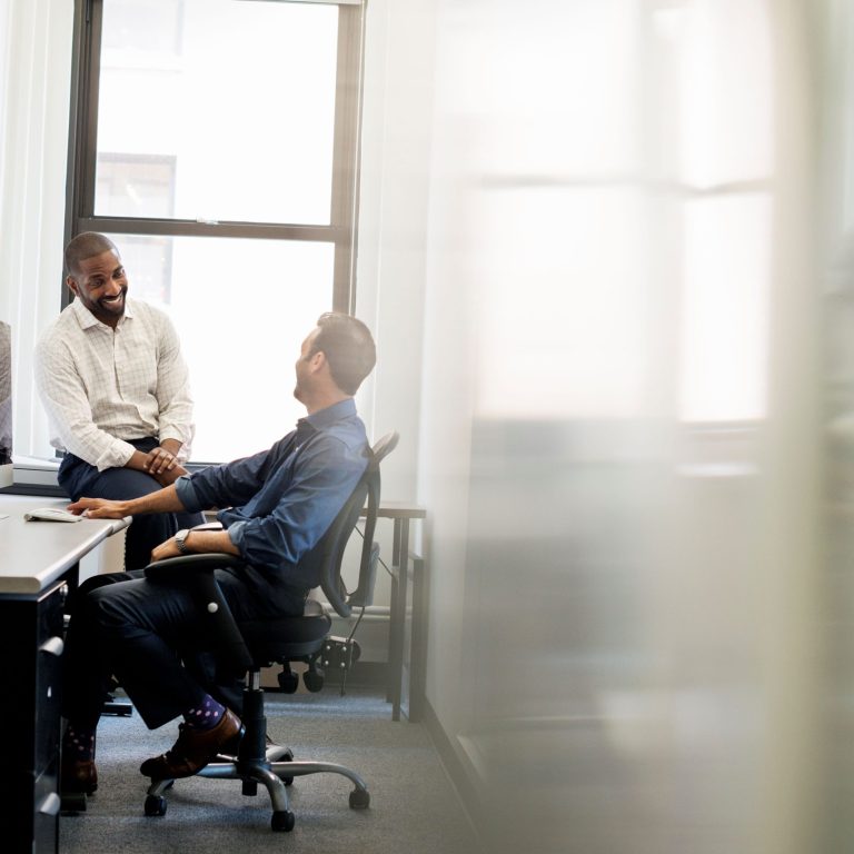 Back Office Due persone che ridono.