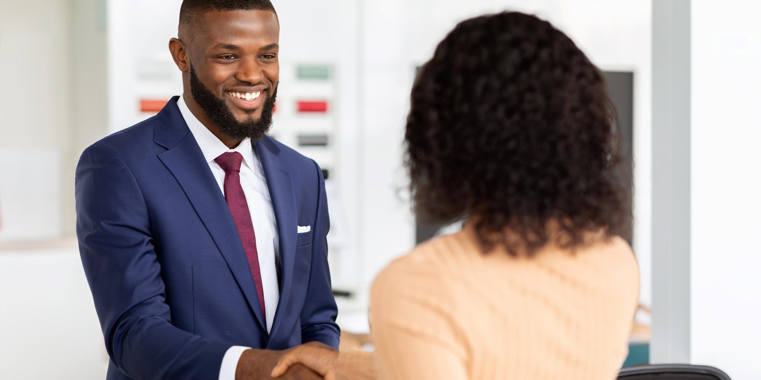 Customer retention Due persone che si stringono la mano