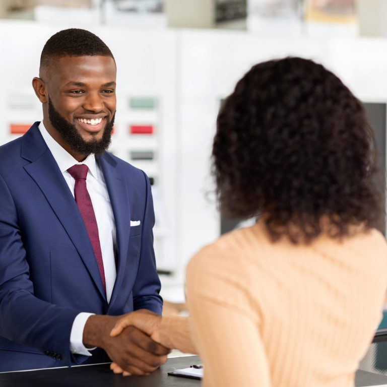 Customer retention Due persone che si stringono la mano