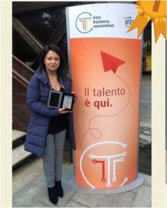 premio marzo 2019 Donna in piedi che tiene in mano un premio di IREN