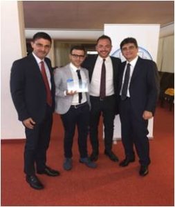 settembre 2015 (1) Gruppo di persone in piedi. Uno di loro tiene in mano un premio A2A
