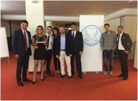 settembre 2015 (2) Gruppo di persone in piedi vicino ad un runner A2A