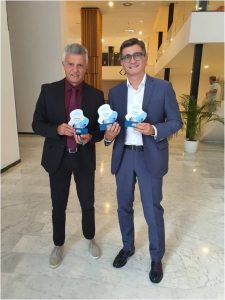 siviglia 2023 Due uomini che tengono in mano 3 premi