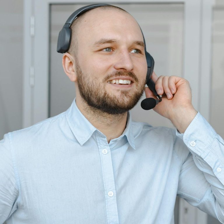 pexels-mikhail-nilov-7682200 gestire un help desk