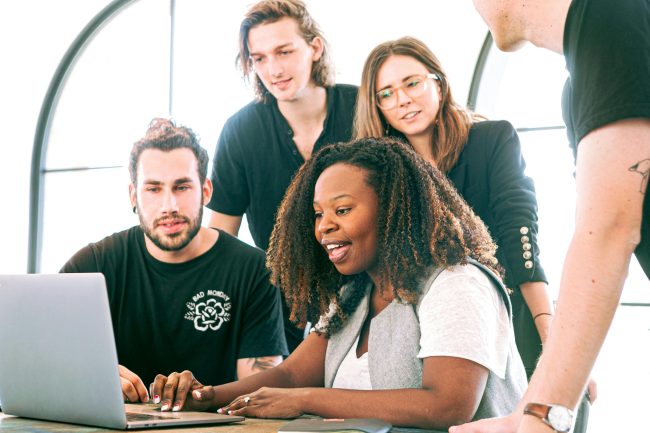 tecniche di negoziazione per il servizio clienti: consulente che parla con un cliente