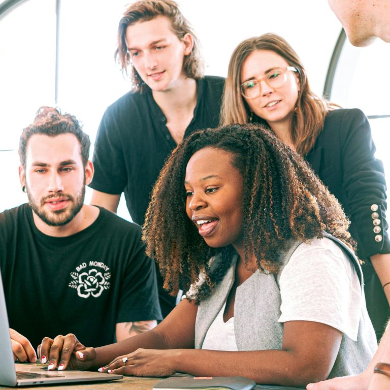 pexels-canvastudio-3153198 tecniche di negoziazione per il servizio clienti: consulente che parla con un cliente