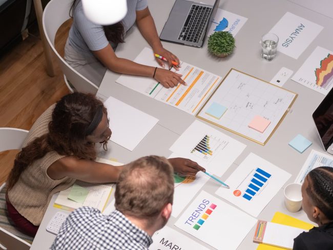 Qual è la differenza tra upselling e cross-selling? Scopri esempi pratici e strategie per applicarli con successo.