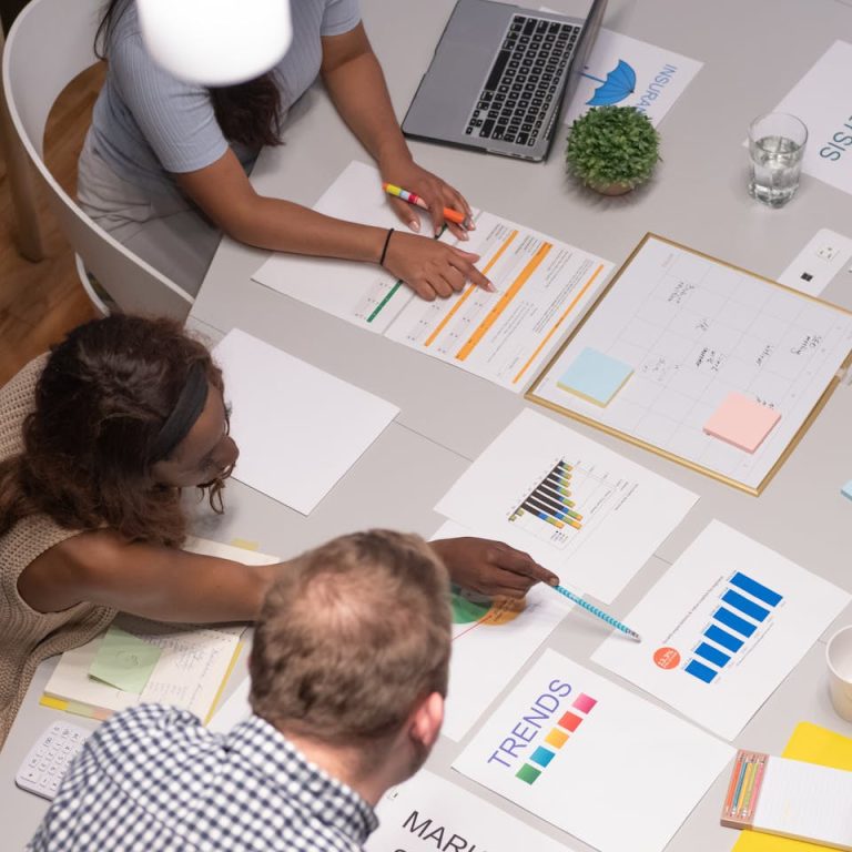 pexels-kindelmedia-7688454 Qual è la differenza tra upselling e cross-selling? Scopri esempi pratici e strategie per applicarli con successo.
