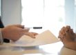 sondaggio sulla soddisfazione del cliente compilato su carta