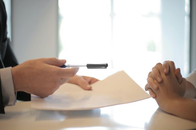sondaggio sulla soddisfazione del cliente compilato su carta