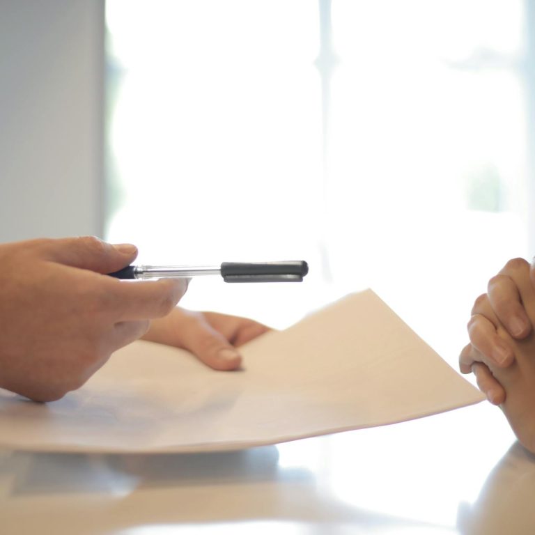 pexels-olly-3760067 sondaggio sulla soddisfazione del cliente compilato su carta