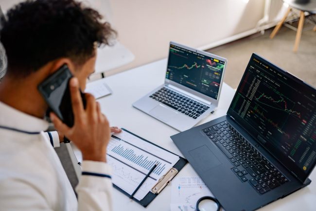 grafico che mostra operatore che lavora a lead