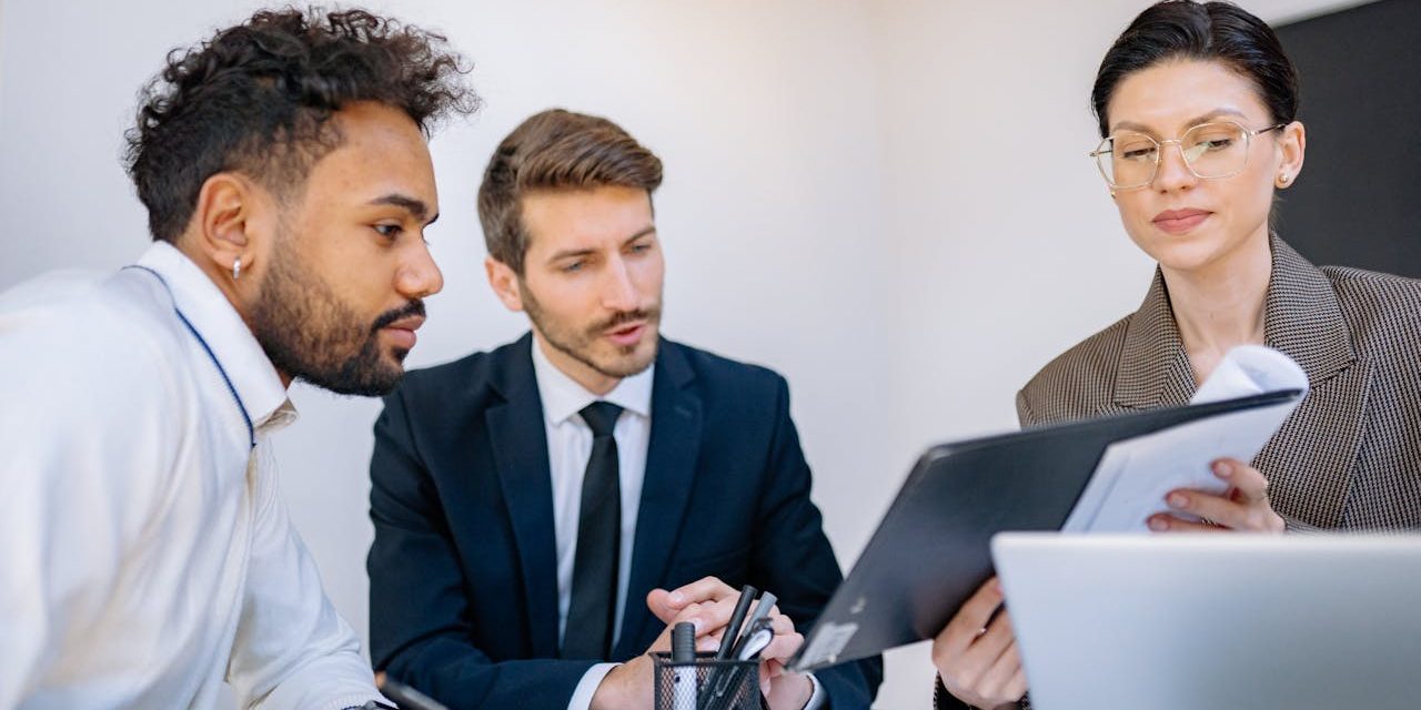 pexels-yankrukov-7698748 customer success manager al lavoro con un cliente