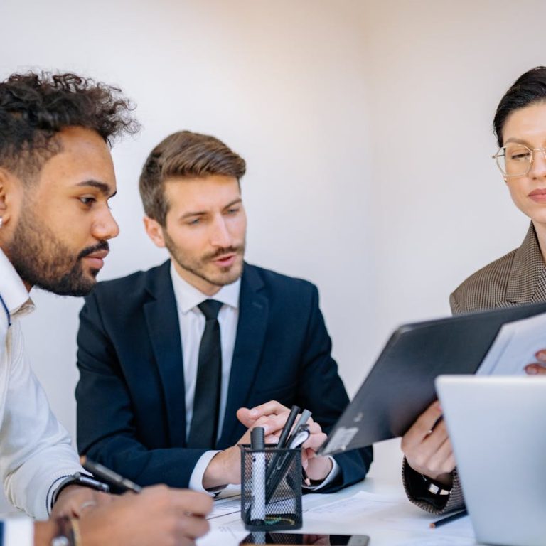 pexels-yankrukov-7698748 customer success manager al lavoro con un cliente