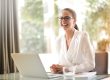 Call center manager seduta davanti a una persona che sorride.